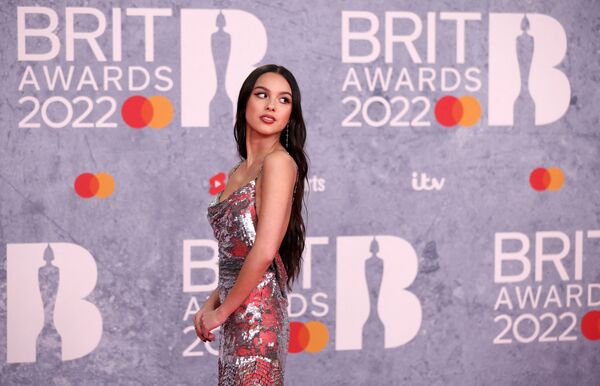 Оливия Родриго позирует на церемонии вручения Brit Awards в Лондоне. - Sputnik Грузия