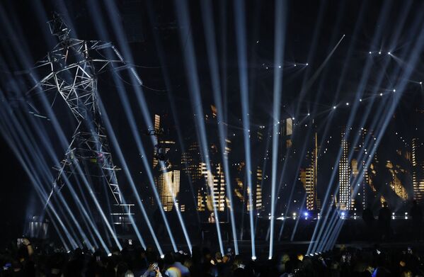 Нынешняя церемония прошла в зале O2 Arena в Лондоне. На фото - Холли Хамберстоун выступает на церемонии вручения Brit Awards. - Sputnik Грузия