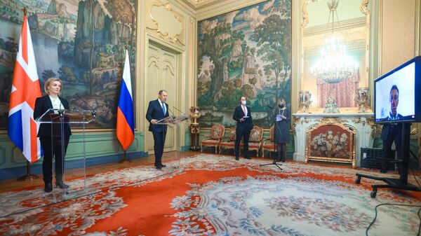 Лавров и Трасс подвели итоги переговоров в Москве - видео - Sputnik Грузия