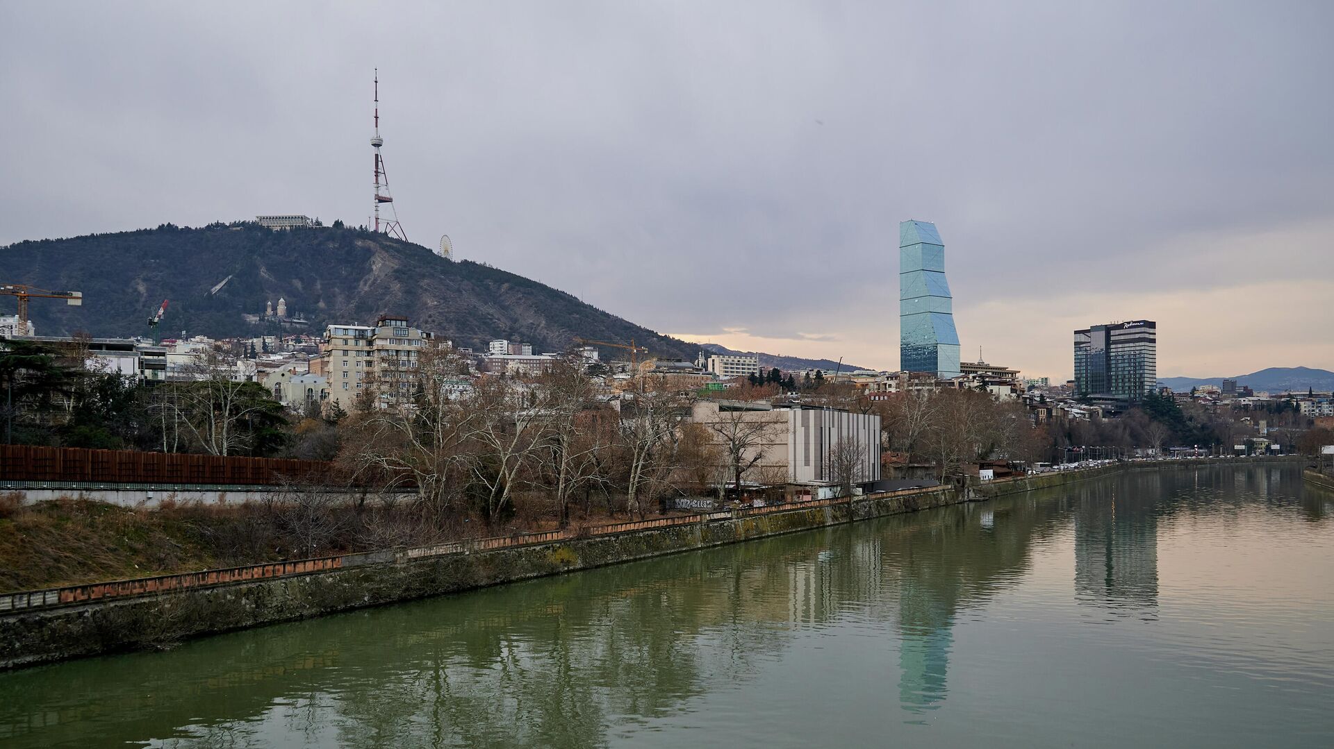 Вид на город Тбилиси - набережная и гора Мтацминда, река Кура - Sputnik Грузия, 1920, 11.11.2022