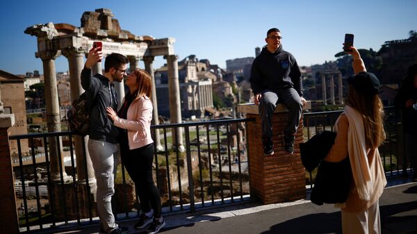 Люди позируют для фотографии без масок на Капитолийском холме в Риме - Sputnik Грузия