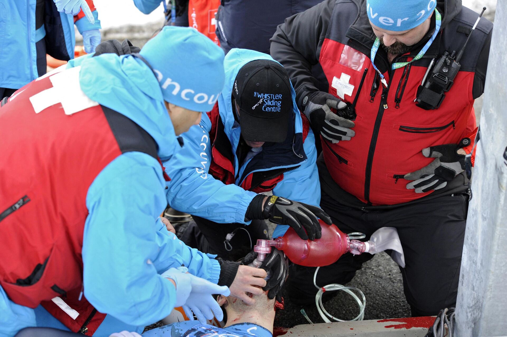 Медики помогают Нодару Кумариташвили после несчастного случая на Олимпиаде - Sputnik საქართველო, 1920, 12.02.2022