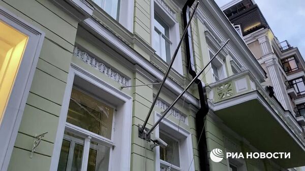С посольства Великобритании в Киеве сняли государственный флаг - видео - Sputnik Грузия