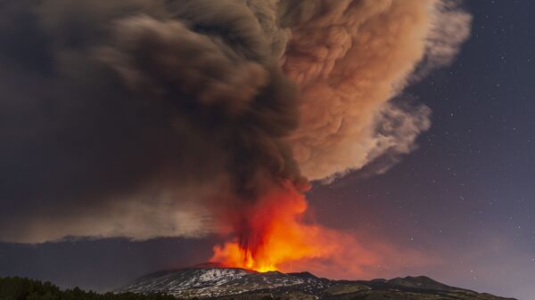 Вид на извержение вулкана Этна с сицилийской коммуны Николози, Италия - Sputnik Грузия