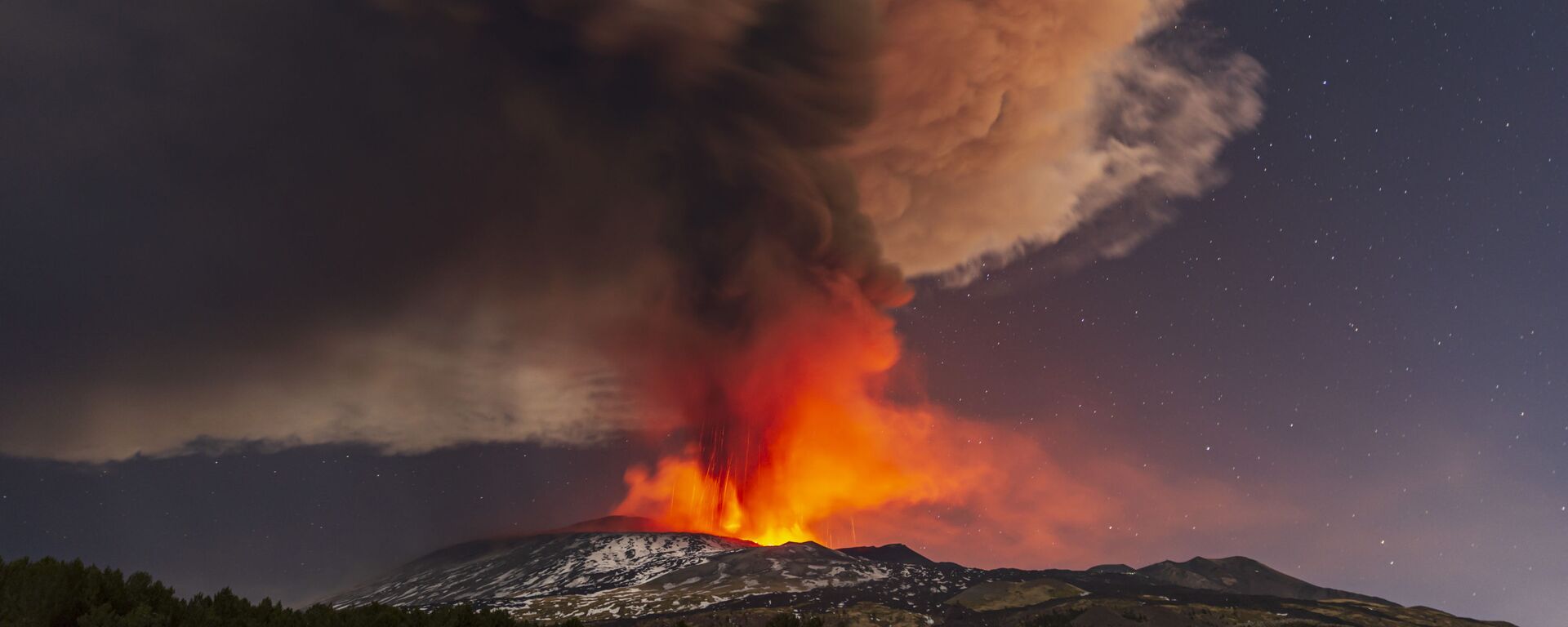 Вид на извержение вулкана Этна с сицилийской коммуны Николози, Италия - Sputnik Грузия, 1920, 13.02.2022