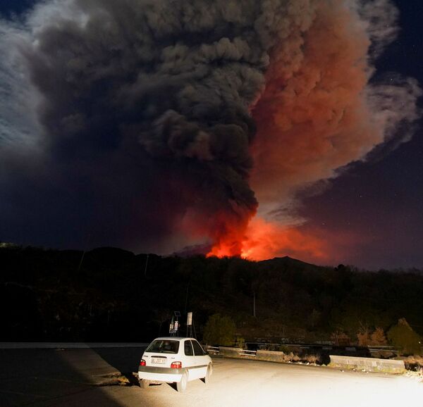 Третий поток лавы, пепла и дыма направился на юг, также пройдя несколько сотен метров. - Sputnik Грузия