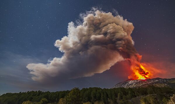 Этна является самым высоким действующим вулканом в Европе. В июне 2013 года она была внесена в список объектов Всемирного наследия ЮНЕСКО. В марте 2017 года в ходе очередного извержения вулкана на Сицилии были ранены десять человек. Извержения Этны часто приводят к необходимости закрытия воздушного пространства в районе вулкана. - Sputnik Грузия