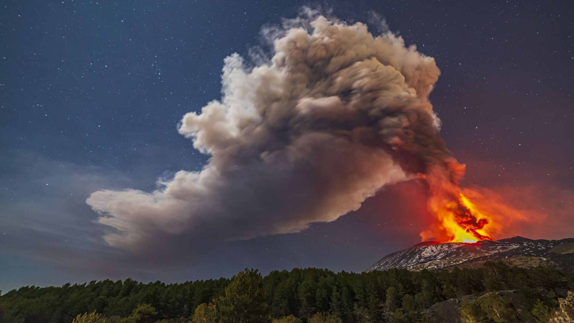 Вид на извержение вулкана Этна с сицилийской коммуны Николози, Италия - Sputnik Грузия, 1920, 01.09.2022