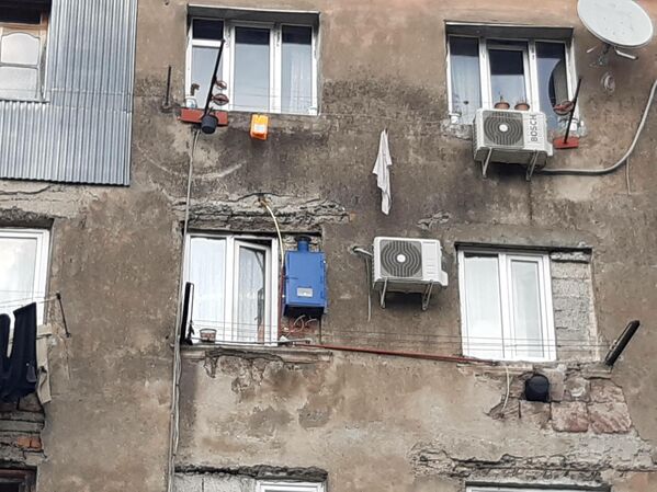 Часть жильцов уже расселена по гостиницам и квартирам, половина еще остается в здании. - Sputnik Грузия