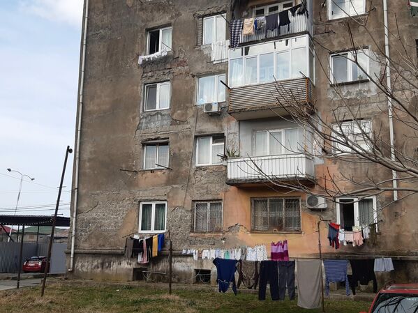 Жильцы дома утверждают, что сегодня проживать в этом здании небезопасно.  - Sputnik Грузия