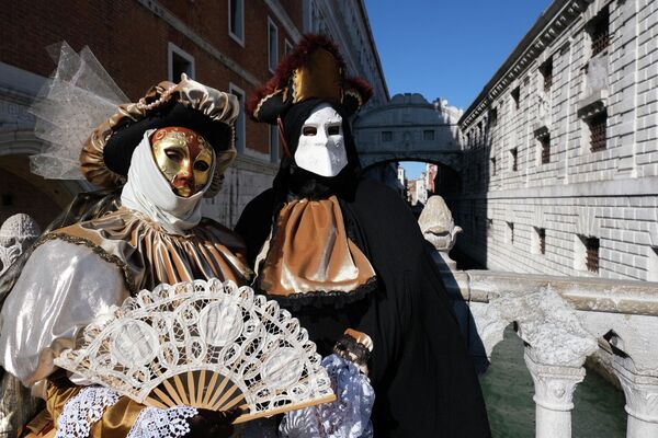 Накануне карнавала 11 февраля в Италии отменили масочный режим на открытом воздухе, и любители карнавала надели настоящие маски - Sputnik Грузия