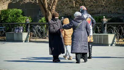 Эпидемия коронавируса - люди в городе Мцхета в масках