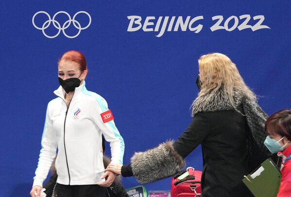 Однако, спортсменка заняла второе место, после чего у  Трусовой сдали нервы. Не справившись с эмоциями она даже оттолкнула тренера, который пытался ее обнять - Sputnik Грузия
