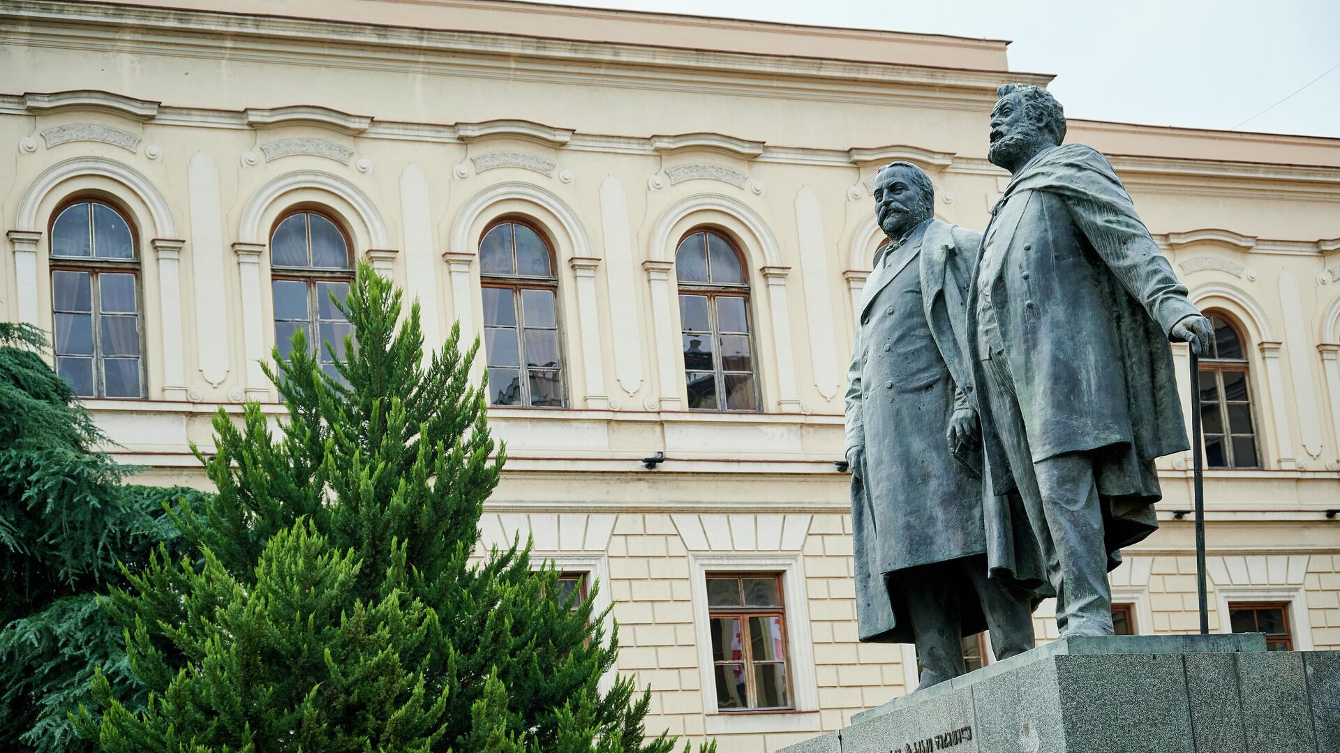Первая тбилисская гимназия - памятник Чавчавадзе и Церетели - Sputnik Грузия, 1920, 21.07.2022