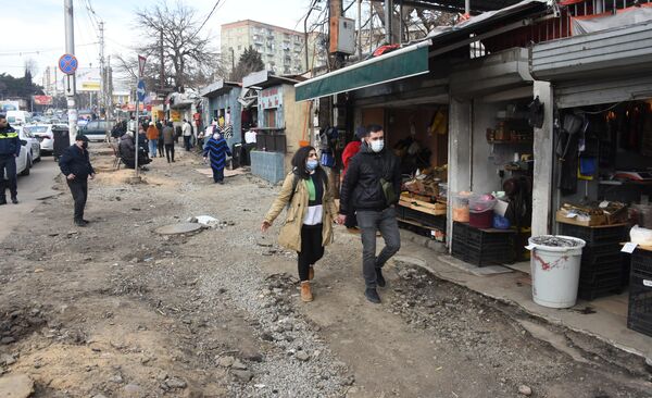 Вскоре люди уже ходили по тротуарам, которые после демонтажа незаконных объектов пришли в плачевное состояние. - Sputnik Грузия