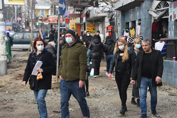 Жители района теперь ходят по пока еще разрушенным, но свободным тротуарам.  - Sputnik Грузия