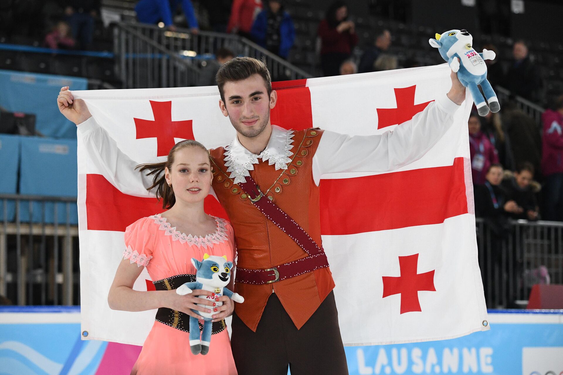 Алина Бутаева и Лука Берулава (Грузия), занявшие 3-е место в парном фигурном катании на зимних юношеских Олимпийских играх 2020 - Sputnik Грузия, 1920, 19.02.2022