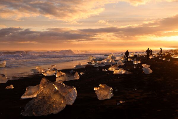 Туристы со всего мира съезжаются в Исландию, чтобы увидеть сказочную ледяную лагуну своими глазами - Sputnik Грузия