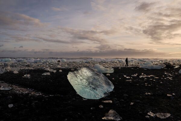 В облачный день алмазный пляж в Исландии напоминает залежи горного хрусталя - Sputnik Грузия