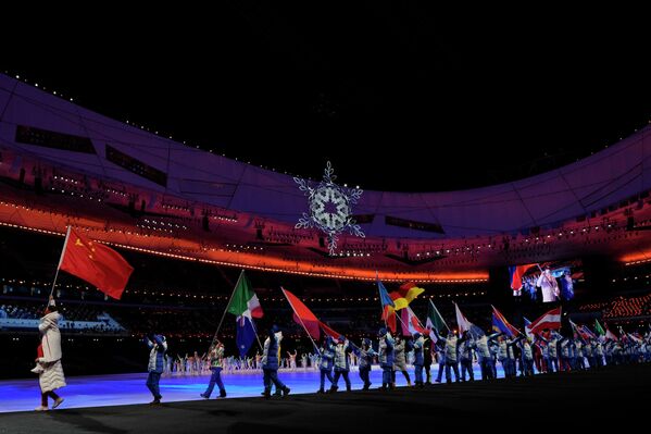 На гигантских экранах показали видео, олицетворяющие невероятную стойкость, храбрость и мастерство спортсменов - Sputnik Грузия