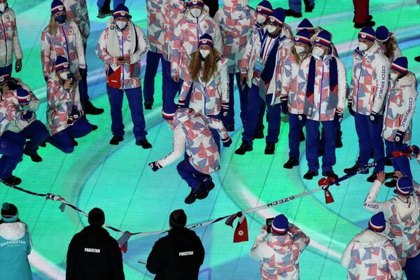 А команда Чехии решила отметить окончание Олимпиады знакомыми всем нам с детства прыжками через скакалку - Sputnik Грузия