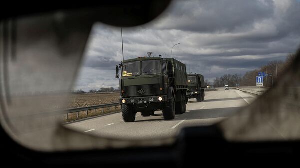 Военные грузовики на автотрассе недалеко от Киева (18 февраля 2022). Украина - Sputnik Грузия