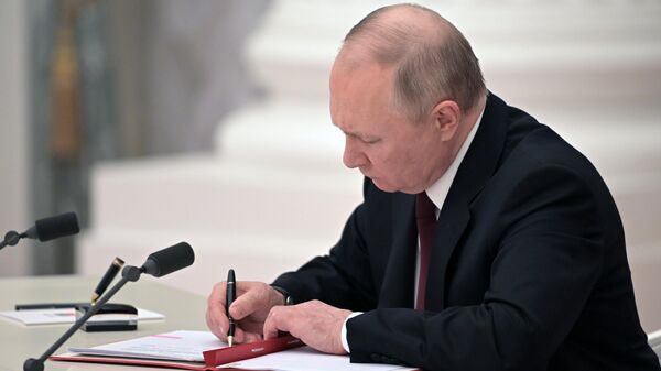 Президент РФ Владимир Путин подписывает документы о признании ДНР и ЛНР - Sputnik Грузия