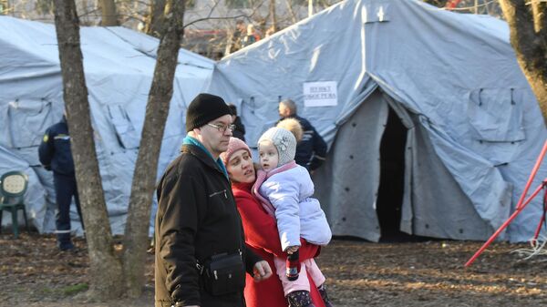 Лагерь для беженцев с Донбасса у границы с Россией - видео - Sputnik Грузия