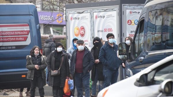 Эпидемия коронавируса - жители в масках на автобусной остановке - Sputnik Грузия