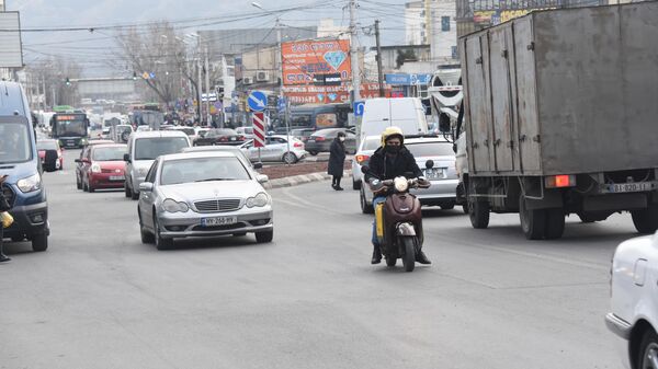 Машины на улицах города в районе Варкетили - Sputnik Грузия