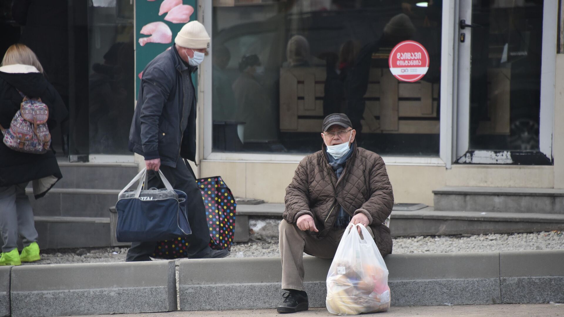 Эпидемия коронавируса и бедность - пожилые мужчины на улице в масках - Sputnik Грузия, 1920, 18.05.2022