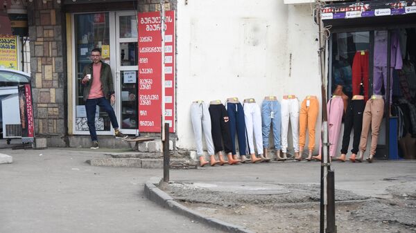 Магазины и манекены с одеждой на улицах в районе Варкетили - Sputnik Грузия