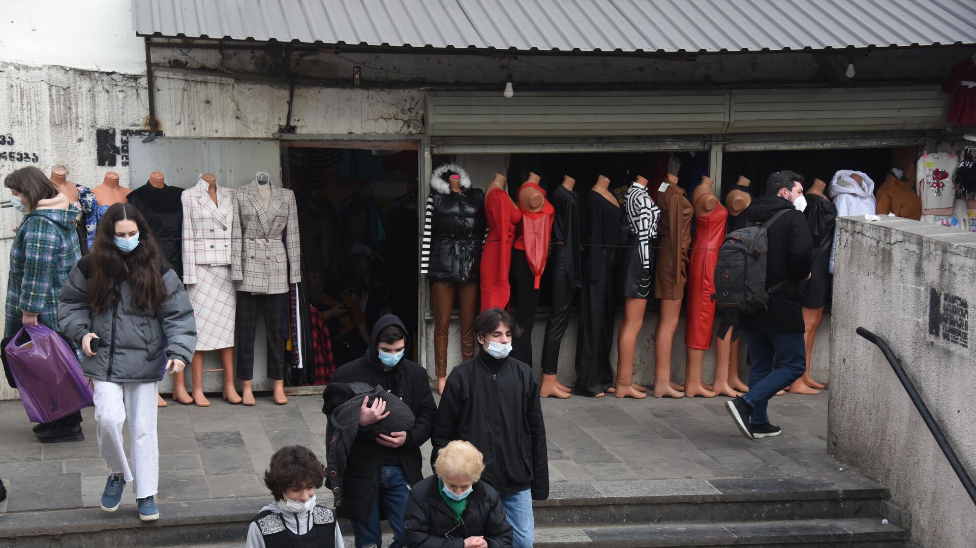 Магазины с одеждой, манекены и прохожие в масках во время эпидемии коронавируса - Sputnik Грузия, 1920, 06.04.2022