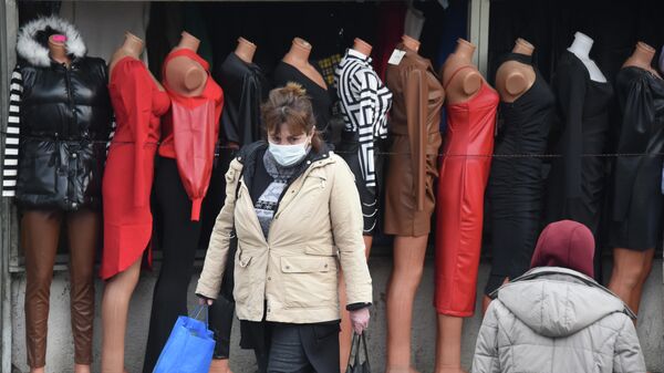 Магазины с одеждой, манекены и прохожие в масках во время эпидемии коронавируса - Sputnik Грузия