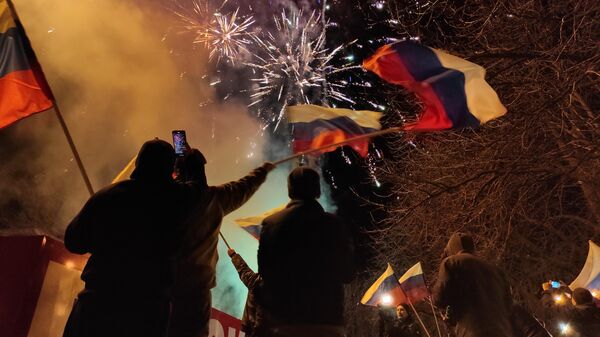 Мы очень рады!: жители Донецка о признании со стороны России - видео - Sputnik Грузия