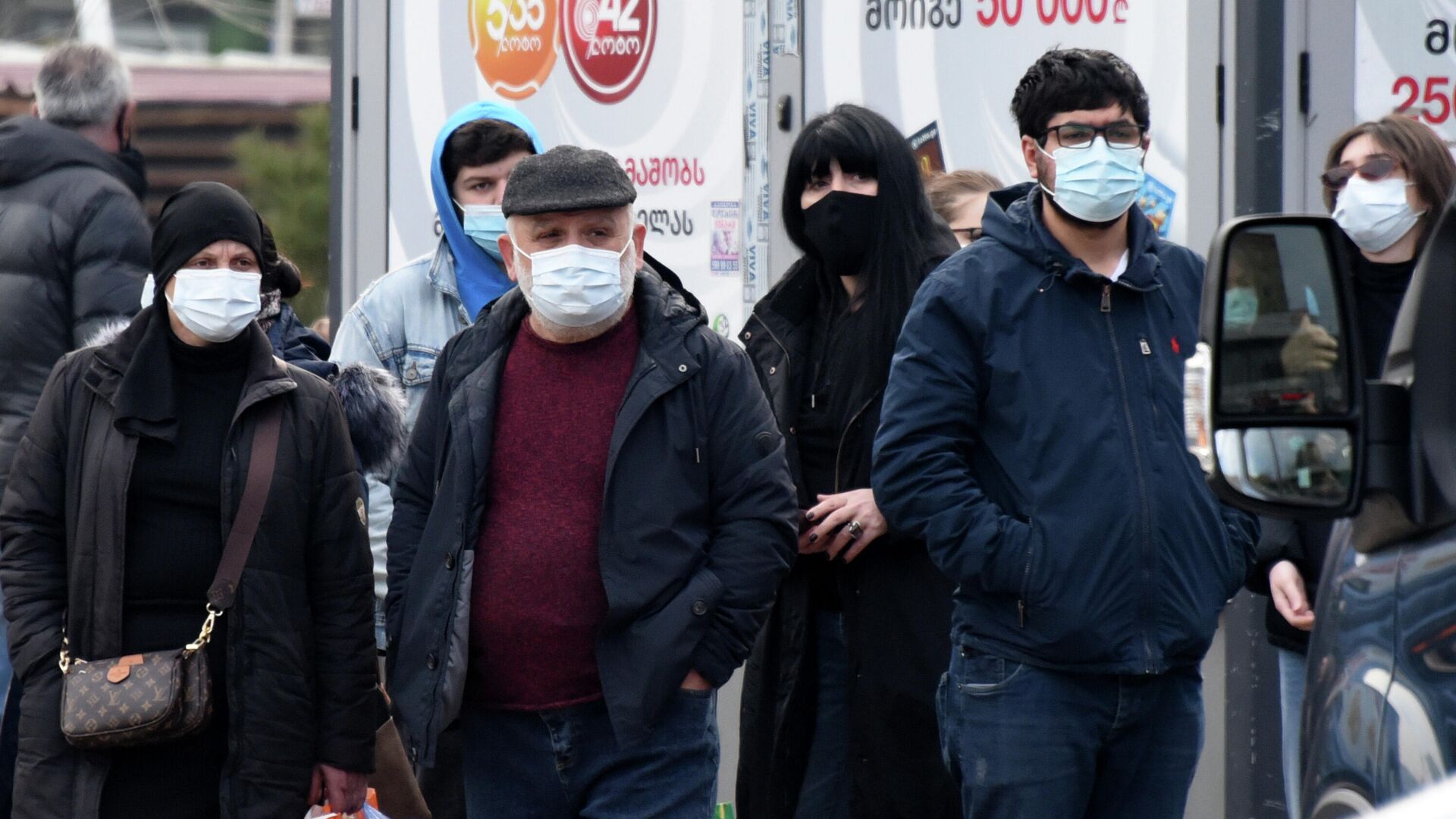 Эпидемия коронавируса - люди на улице в масках - Sputnik Грузия, 1920, 09.04.2022