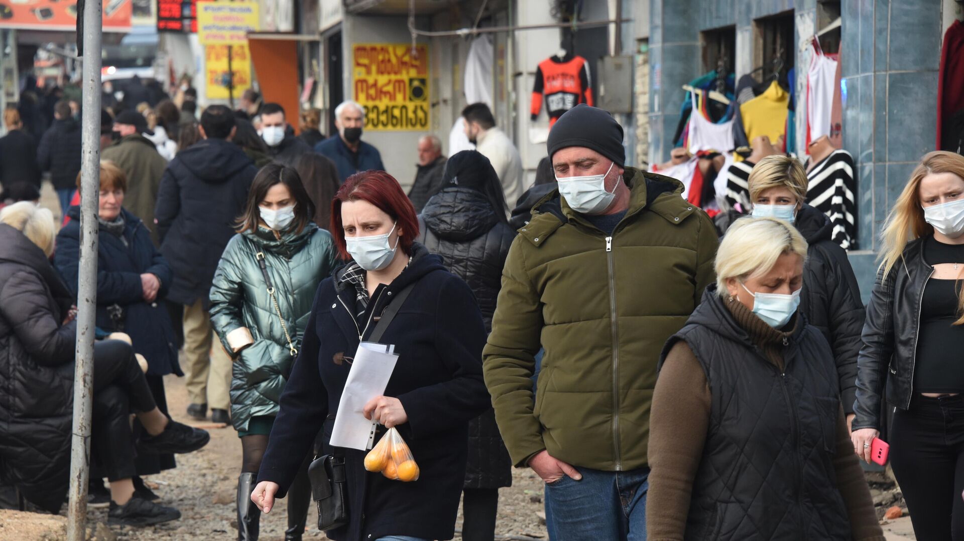 Эпидемия коронавируса - люди на улице в масках - Sputnik Грузия, 1920, 03.04.2022