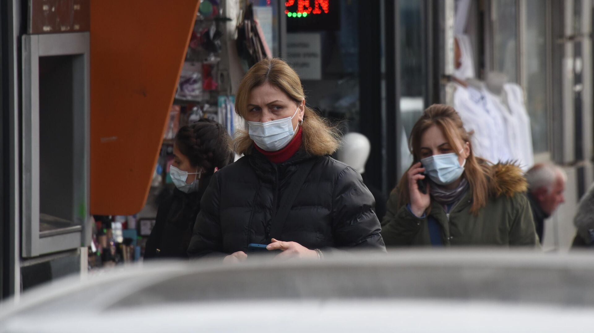 Эпидемия коронавируса, прохожие на улицах в масках  - Sputnik Грузия, 1920, 01.03.2022