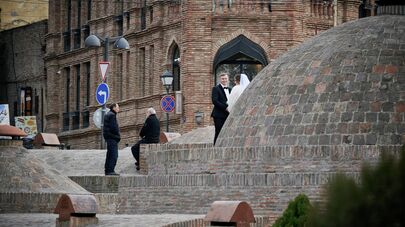 Молодожены в районе серных бань в Абанотубани