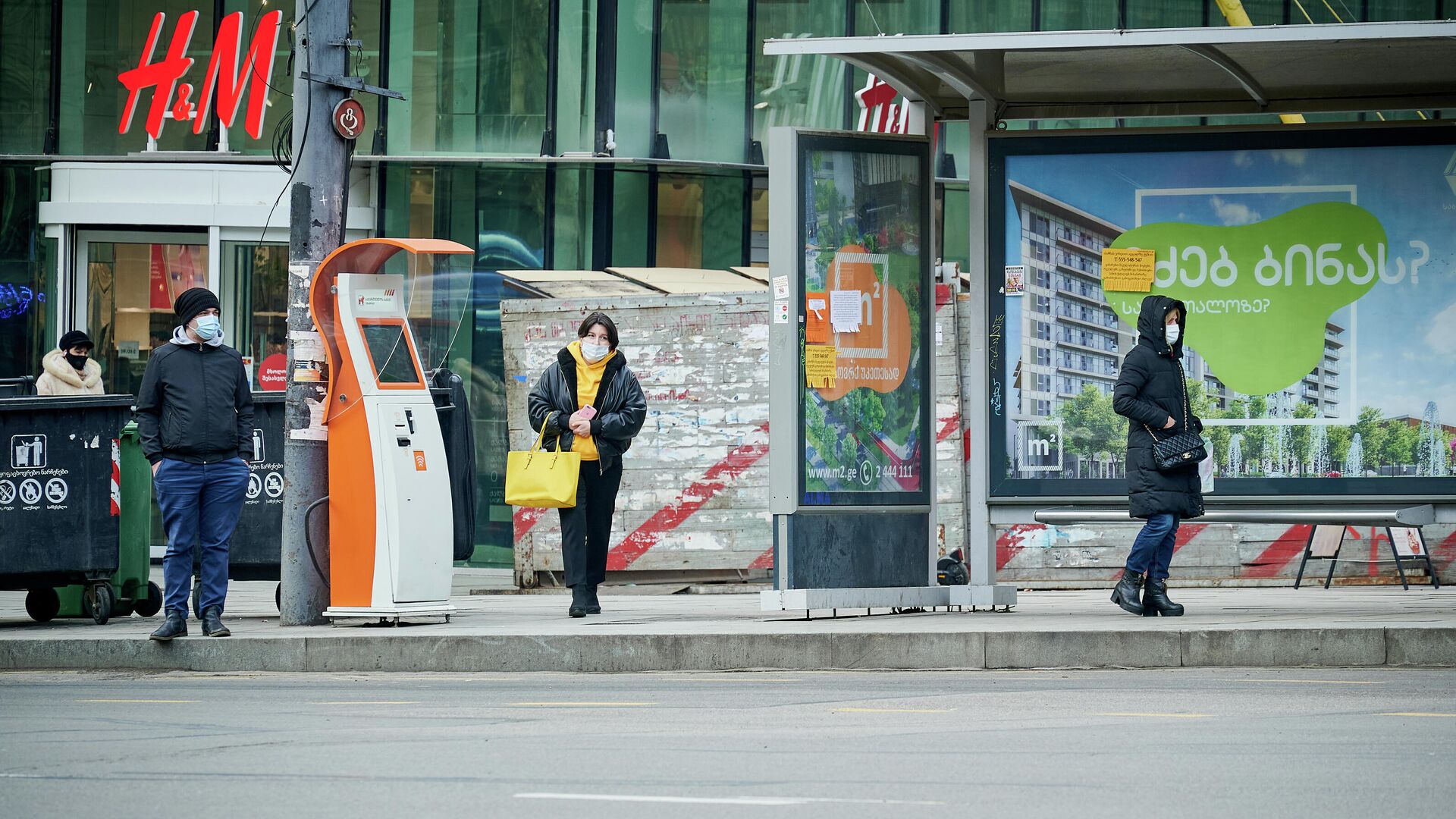 Автобусная остановка и люди в масках во время эпидемии коронавируса - Sputnik Грузия, 1920, 11.04.2022