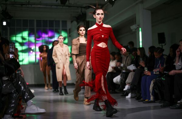 Лондонская неделя моды является вторым мероприятием в серии главных мировых событий фэшн-индустрии - Sputnik Грузия