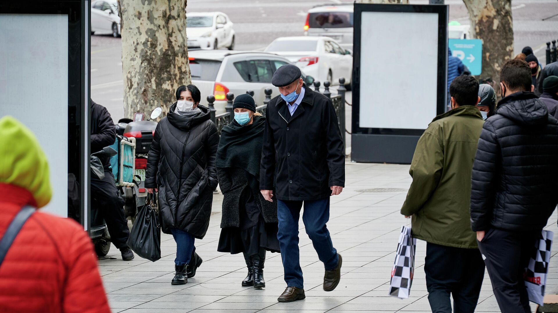 Эпидемия коронавируса - прохожие на улице в масках у торгового центра - Sputnik Грузия, 1920, 13.04.2022