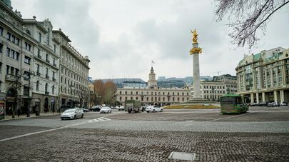Сакребуло Тбилиси (городской совет) и вид на площадь Свободы