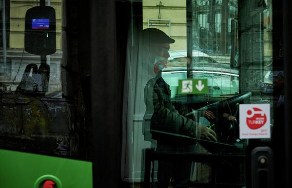 Водители автобусов и маршрутных такси тоже обязаны постоянно носить маски.  - Sputnik Грузия