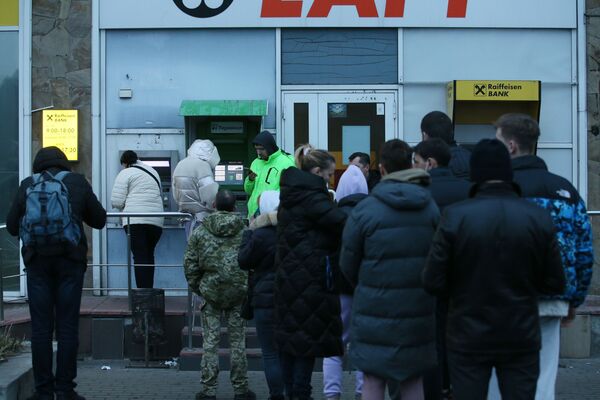 У банкоматов в Киеве сразу выстроились очереди из жителей, желающих успеть снять наличные деньги, если наступит коллапс банковской системы.  - Sputnik Грузия