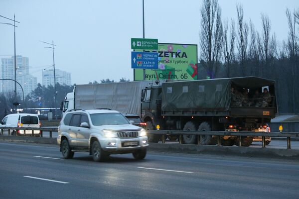 На улицах Киева появились машины с военными.  - Sputnik Грузия