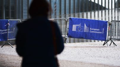 Логотип Евросоюза на ограждении возле здания штаб-квартиры Европейского парламента в Брюсселе