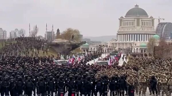 Тысячи бойцов силовых структур собрались на площади в Грозном - видео - Sputnik Грузия