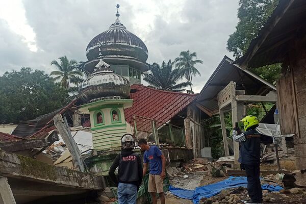 Мощное землетрясение магнитудой 6,2 произошло на территории индонезийского острова Суматра в пятницу - Sputnik Грузия