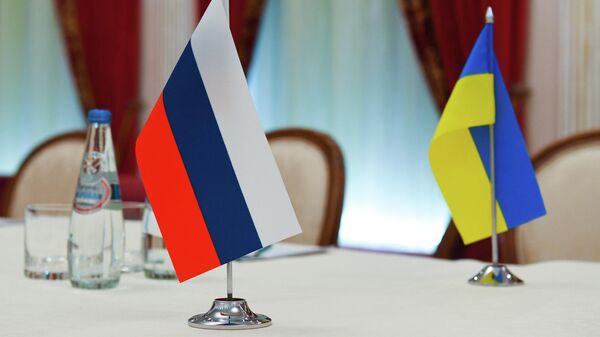 Зал для переговоров делегаций России и Украины - Sputnik Грузия